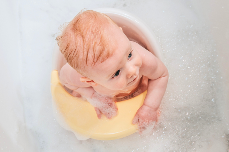 Orbital Rotating Baby Bath Seat lifestyle yellow