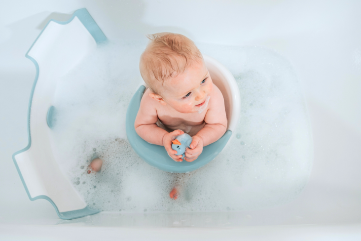 Orbital Rotating Baby Bath Seat lifestyle blue