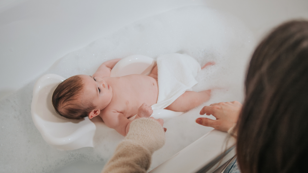 Newborn baby bathing